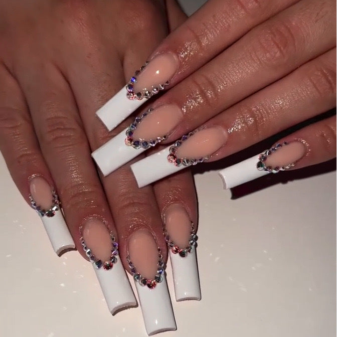 Kunstnagelset mit glamourösen Strass- und eleganten Spitzenverzierungen Brehn