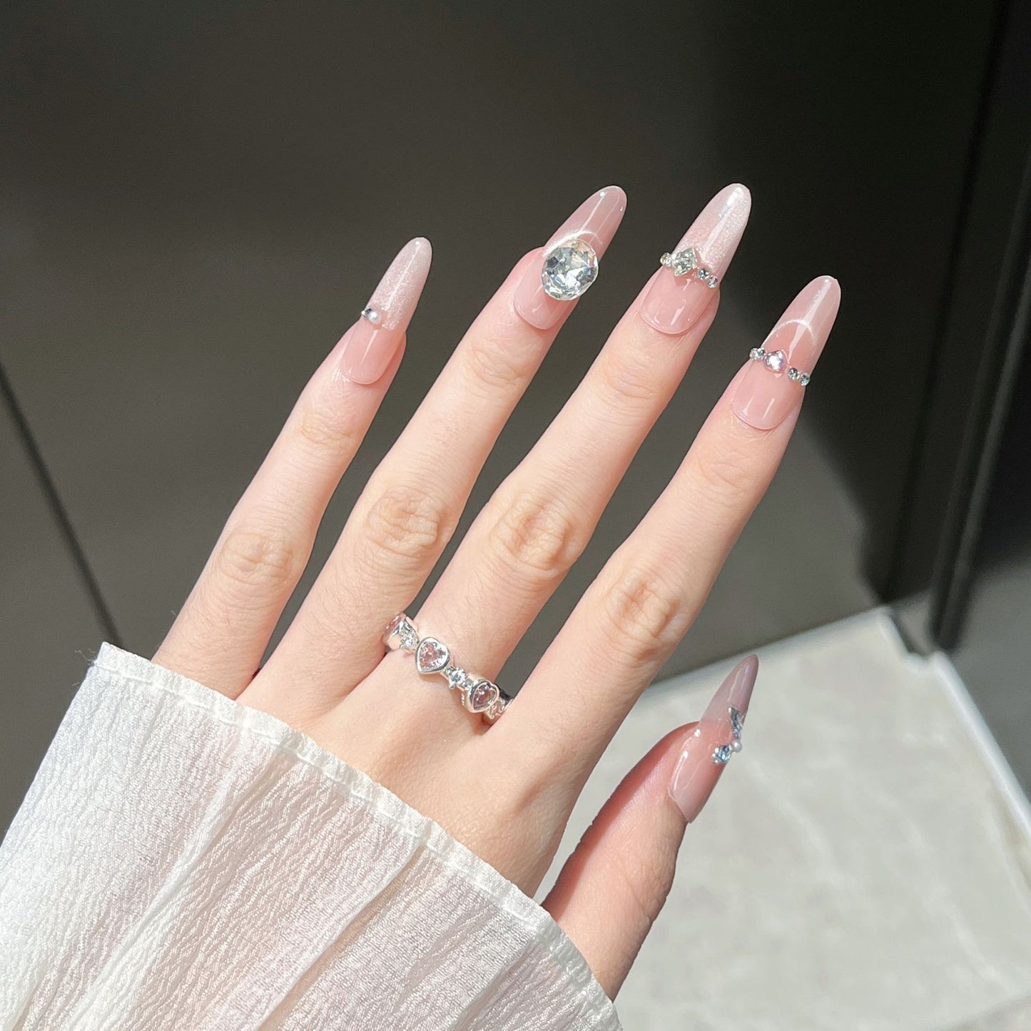 Künstlerisches, mit Kristallen verziertes Press-On-Nageldesign Brehn