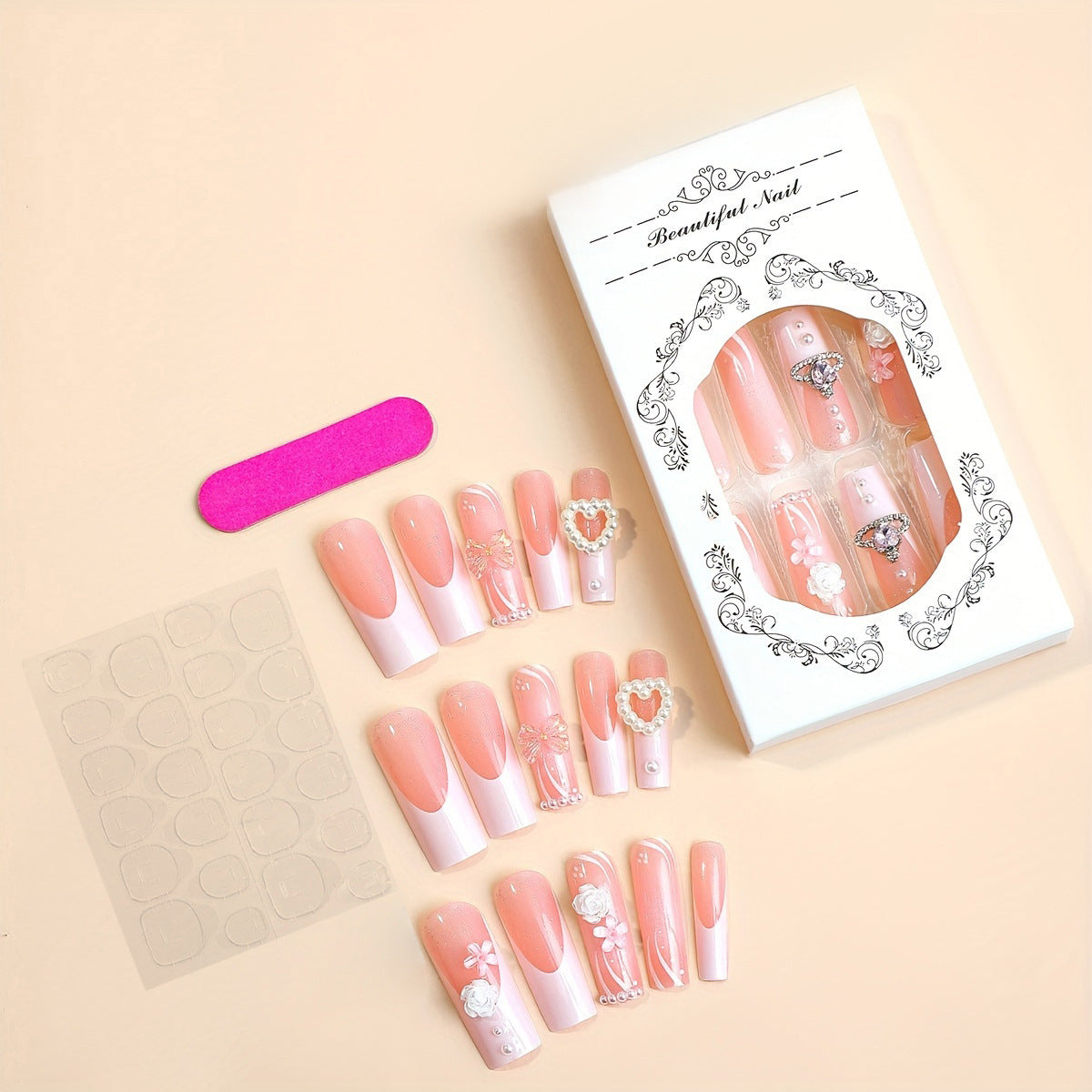Kunstnagelset mit glamourösen Designs und dekorativen Applikationen Brehn