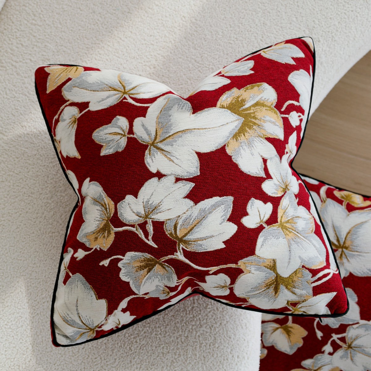 Zierkissen mit eleganter floralem Design