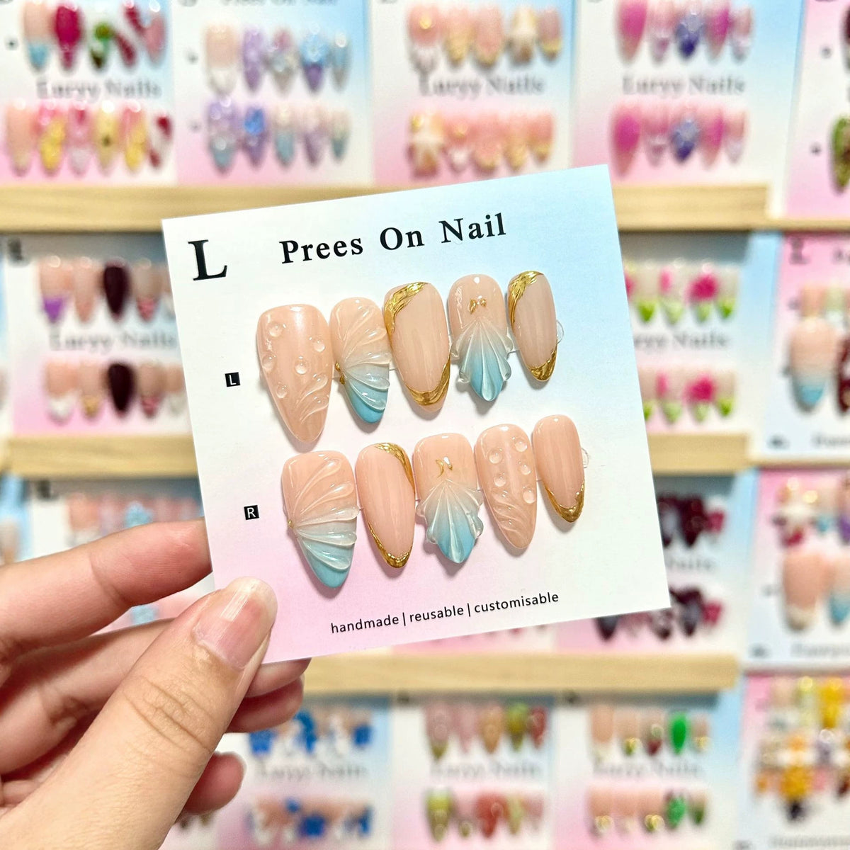 Künstlerisches Press-On Nagelkunst Set mit goldenen Akzenten