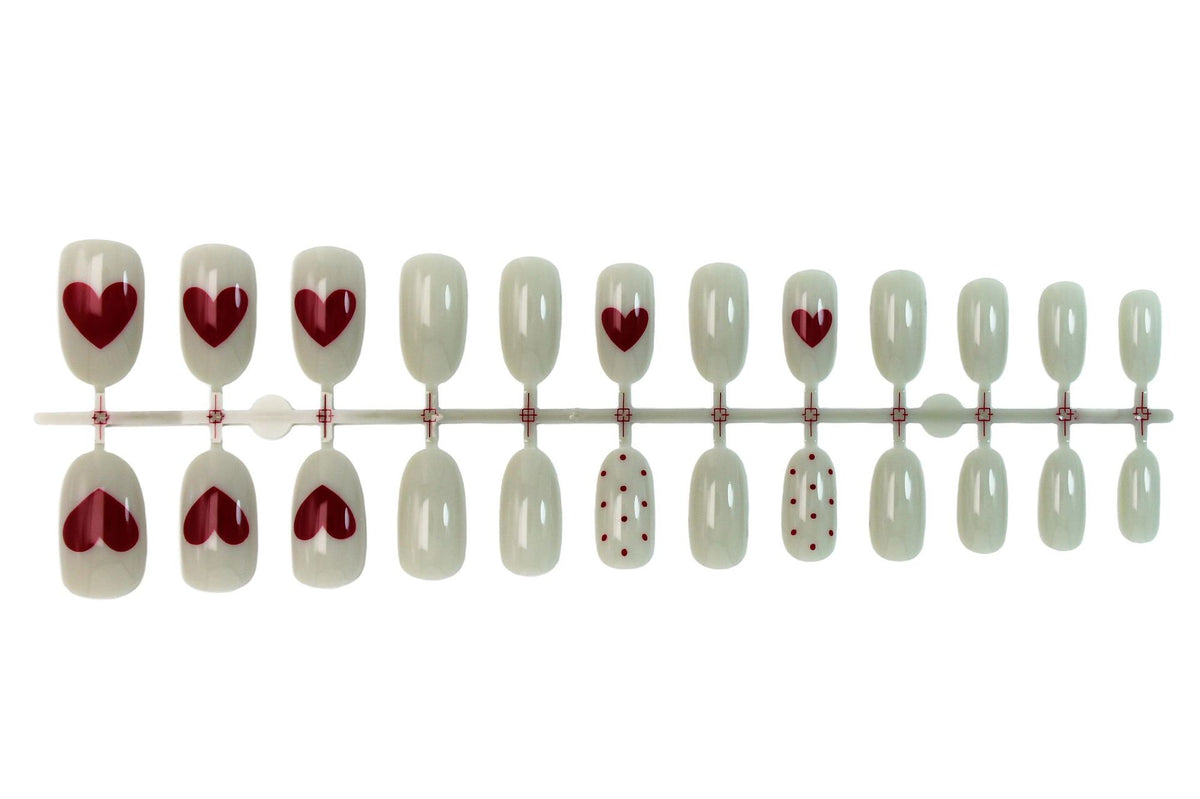 Kunstnagelset mit romantischen Herz- und Punktmotiven Brehn