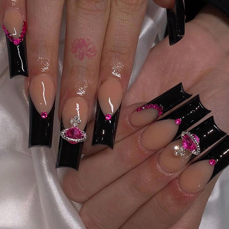 Kunstvolle Nagelkunst mit Strass und Glanz Brehn