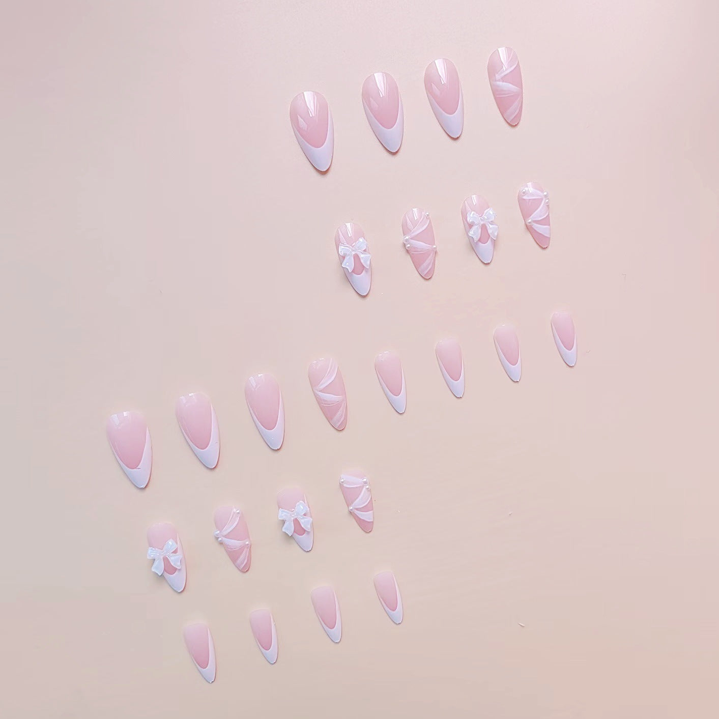 Kunstnagelset mit eleganten 3D-Schleifen und Spitzenverzierungen Brehn
