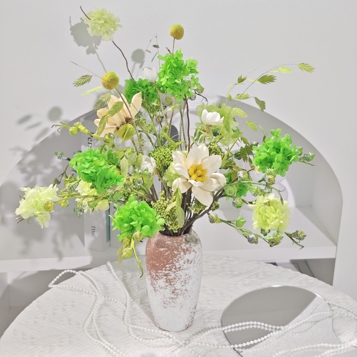 Lebendige Blumenarrangements in dekorativer Keramikvase