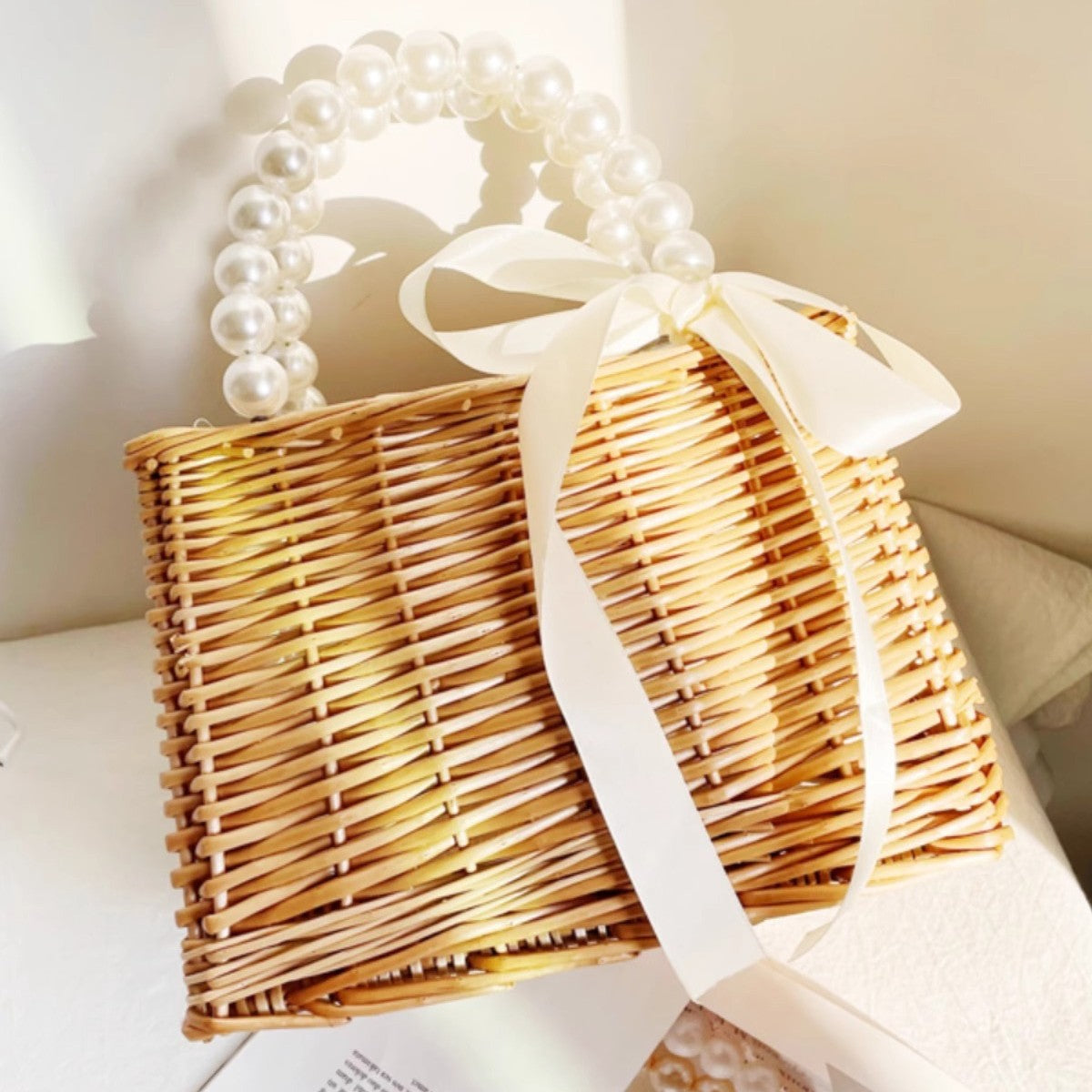 Damen Handtasche aus geflochtenem Material mit eleganten Perlengriffen Brehn