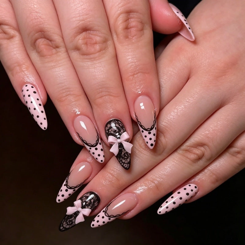 Elegante Kunstnägel mit Spitzendesign und Schleifenakzenten Brehn