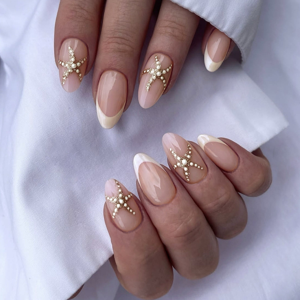 Kunstnagelset mit elegantem französischen Design und funkelnden Akzenten Brehn