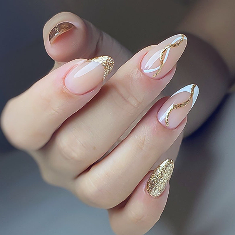 Kunstvolle Nagelkunst mit elegantem Gold-Design Brehn