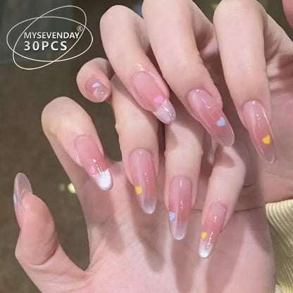 Elegantes Press-On-Nagelset mit Herzakzenten Brehn