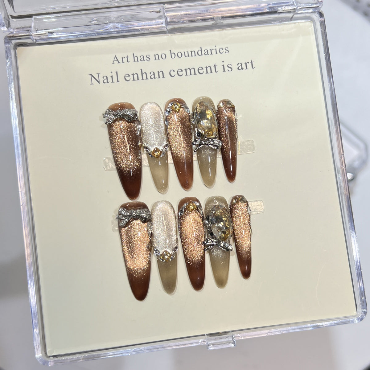 Künstlerisches Stiletto Press-On Nagelset mit Edelsteinakzenten Brehn