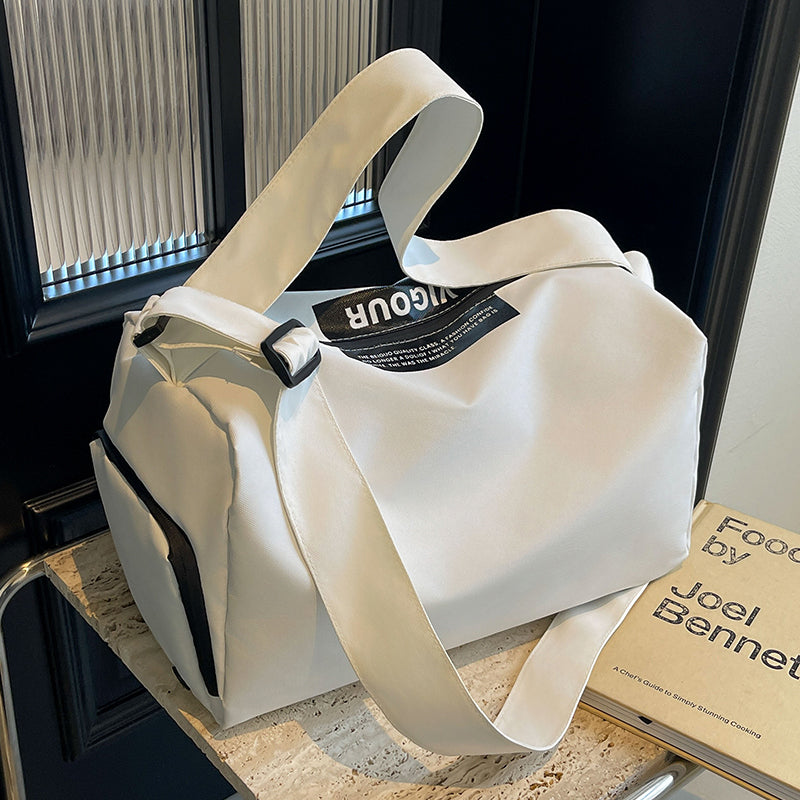Stilvolle Reisetasche Mit Vielseitigen Trageoptionen Brehn