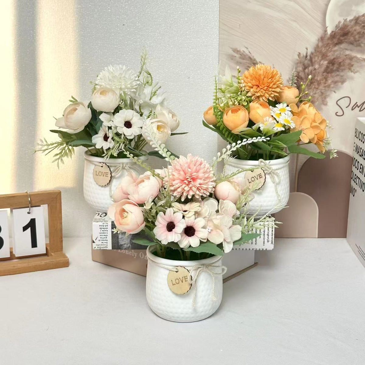 Florale Tischdekoration mit dekorativem Topf für Wohnkultur