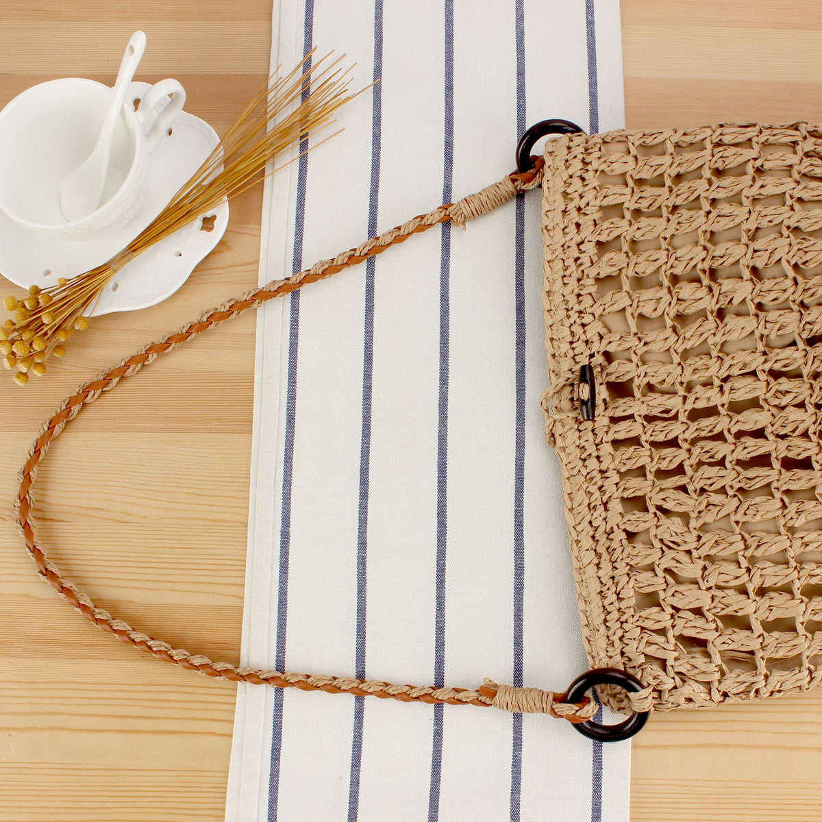 Handtasche Aus Handgewebtem Naturmaterial mit Dekorativem Verschluss Brehn