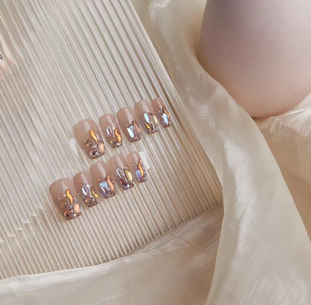 Kunstvolle Nagelkunst mit Schmetterlings- und Perlendetails Brehn