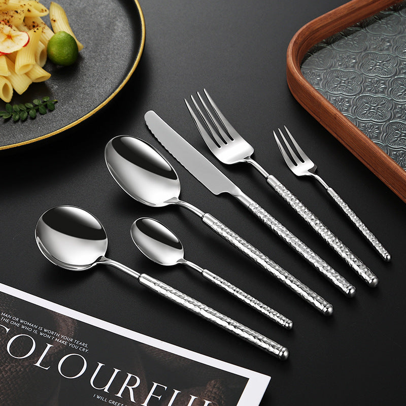 Eleganter Dessertlöffel mit Kunstvollem Griffdesign Brehn
