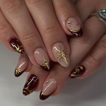 Kunstvolle Nagelkunst mit goldenen Akzenten und mystischen Motiven Brehn