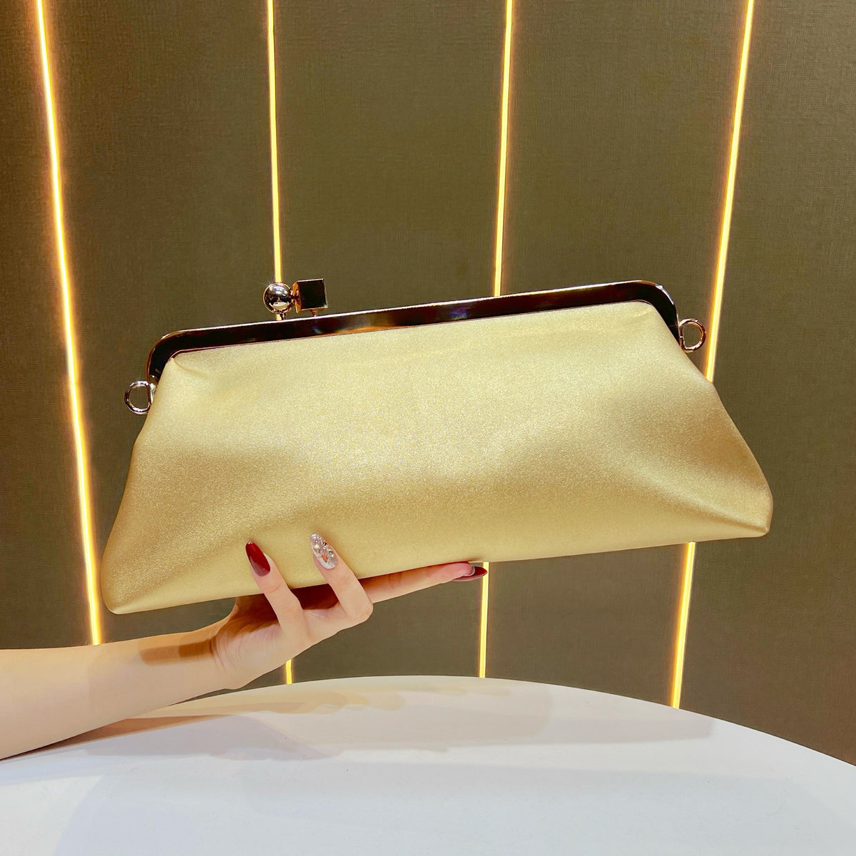 Stilvolle Satin Abend Clutch