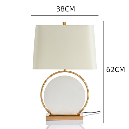 Moderne Tischlampe mit runder Basis und Stoffschirm