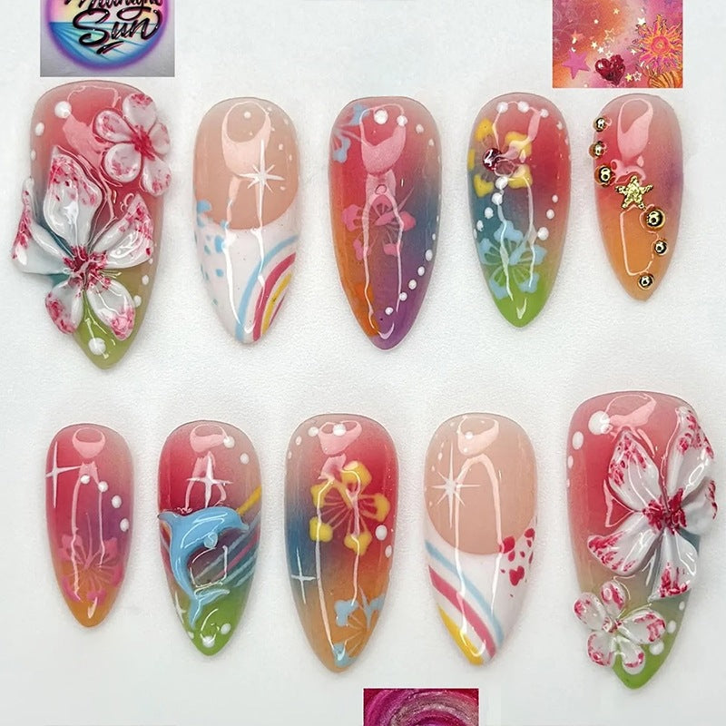 Kunstnagelset mit vielfältigen Designs und glänzenden Verzierungen Brehn