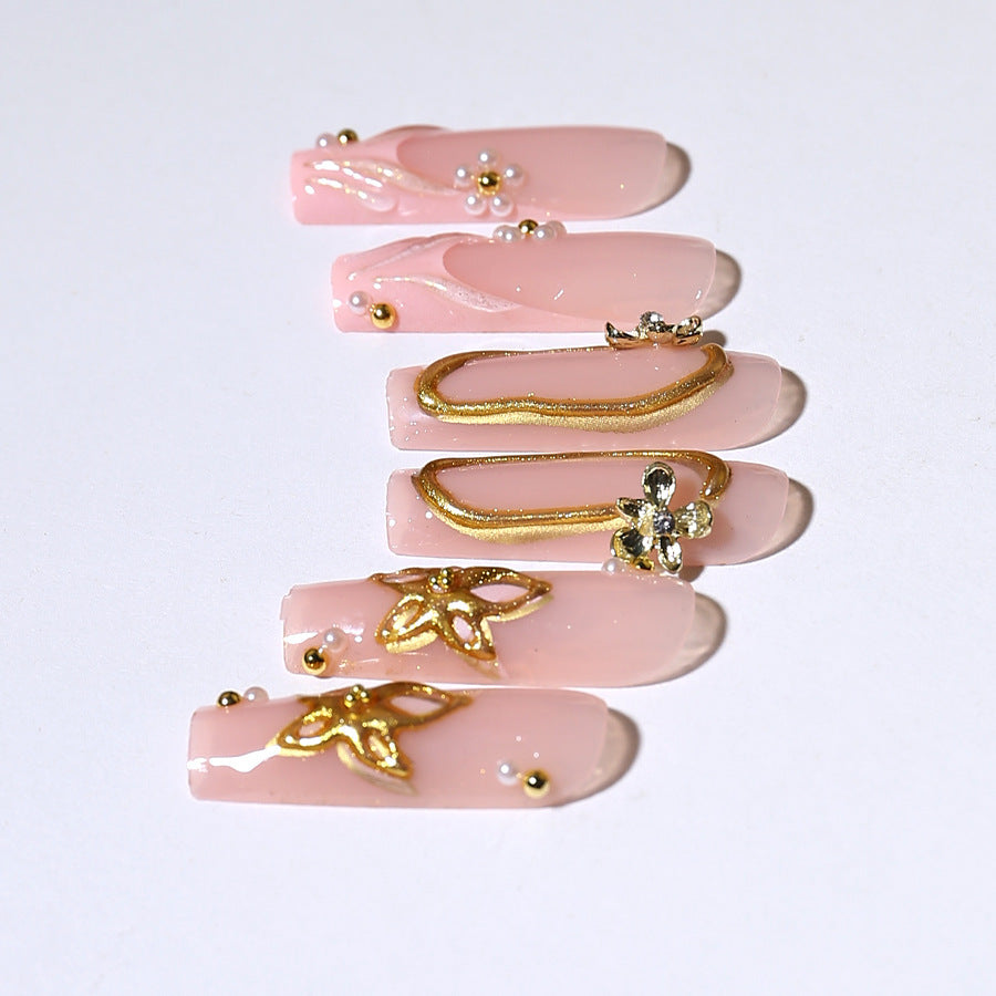 Elegante Kunstnagelspitzen mit Goldakzenten Brehn