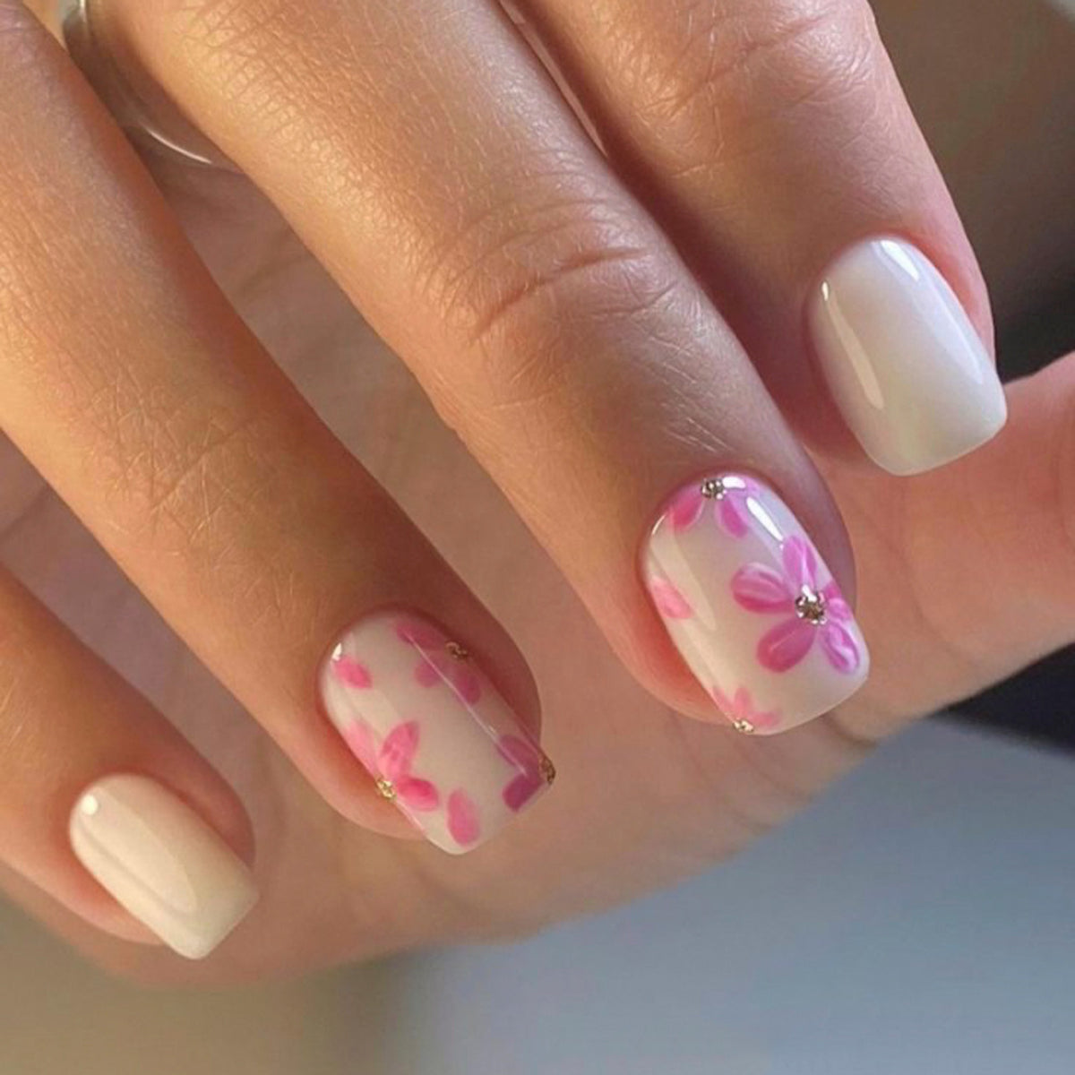 Stilvolle Kunstnagelgestaltung mit floralen Akzenten Brehn