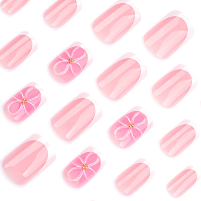 Kunstvolle Nagelkunst mit zarten Blüten und eleganter French-Spitze Brehn