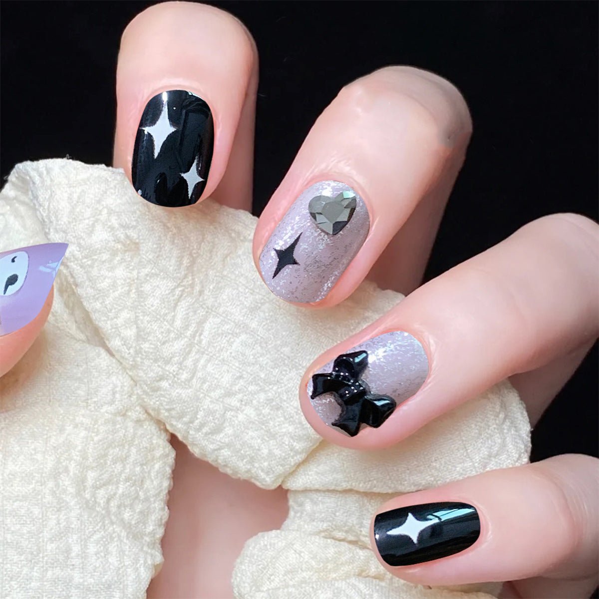 Kunstvolle Nagelkunst mit Schleifen- und Herzdesign Brehn