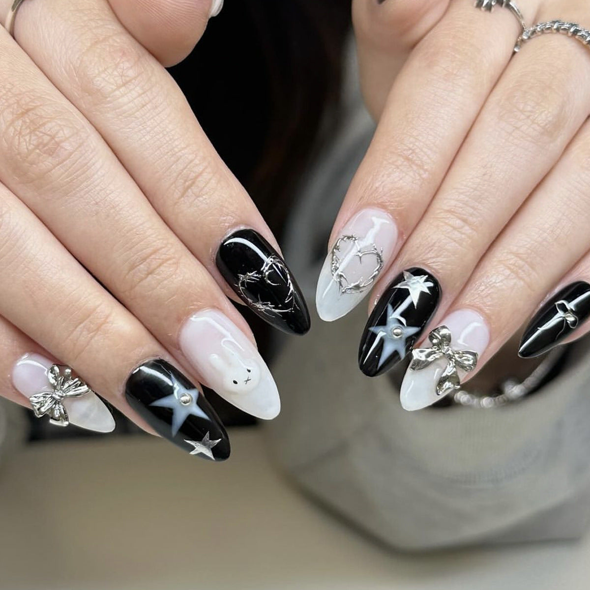Dekorative gotische Nagelkunst-Verlängerungen Brehn