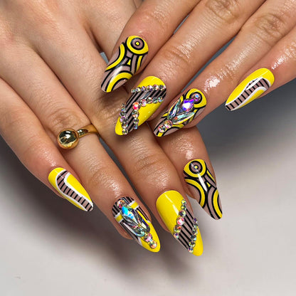 Kunstvolle Nagelverlängerungen mit geometrischem Design und Glitzerakzenten Brehn