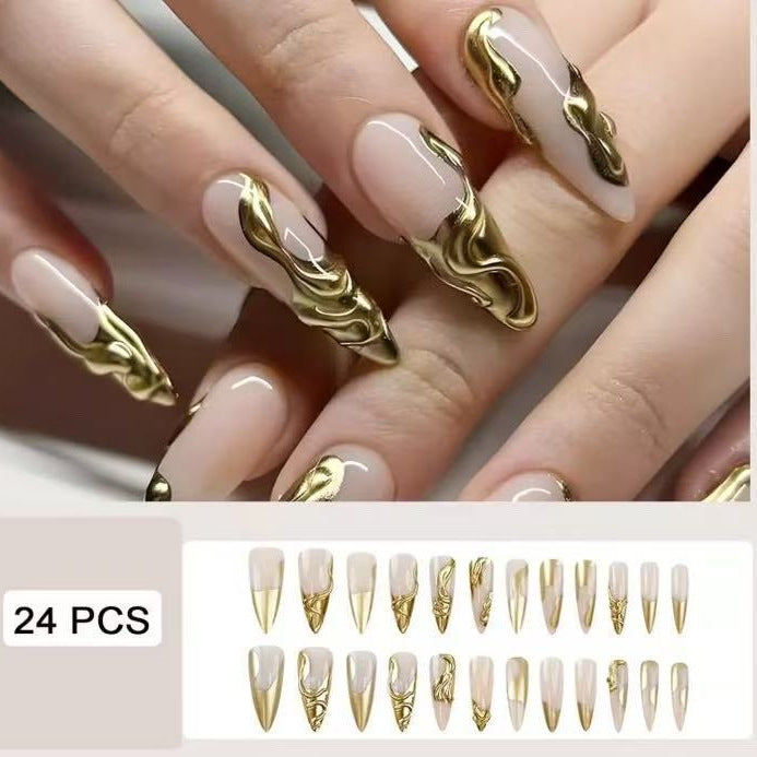 Kunstnägel mit goldenen, geschwungenen Akzenten Brehn