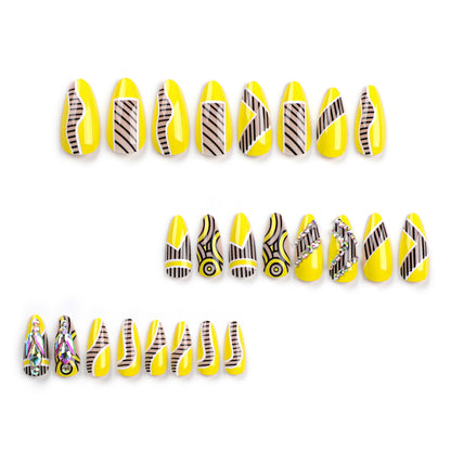 Kunstvolle Nagelverlängerungen mit geometrischem Design und Glitzerakzenten Brehn