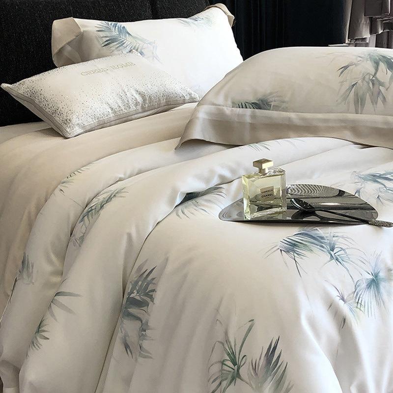 Luxuriöses Baumwollsatin-Bettwäsche-Set mit zartem Blattprint, kontrastiertem Saum und feiner Paspel
