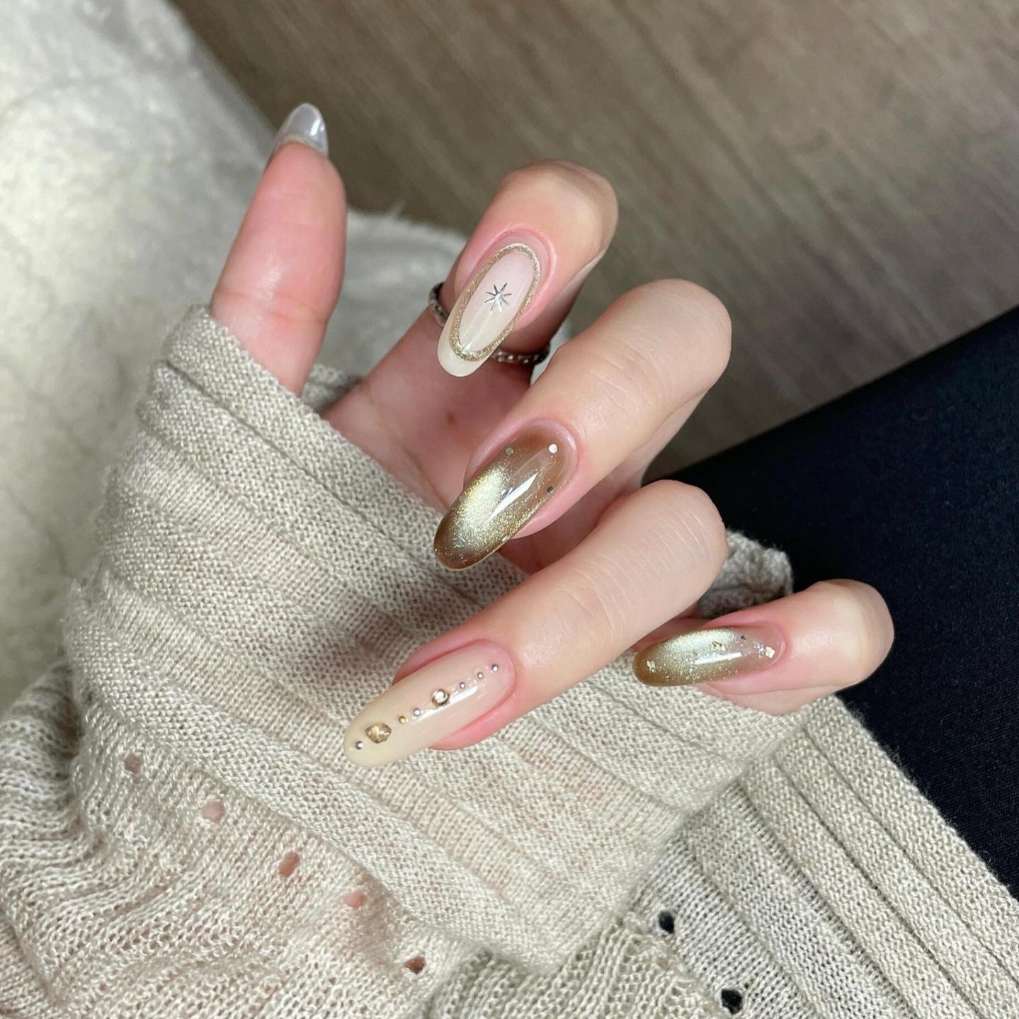 Kunstnägel mit Glitzer- und Sternendesign Brehn