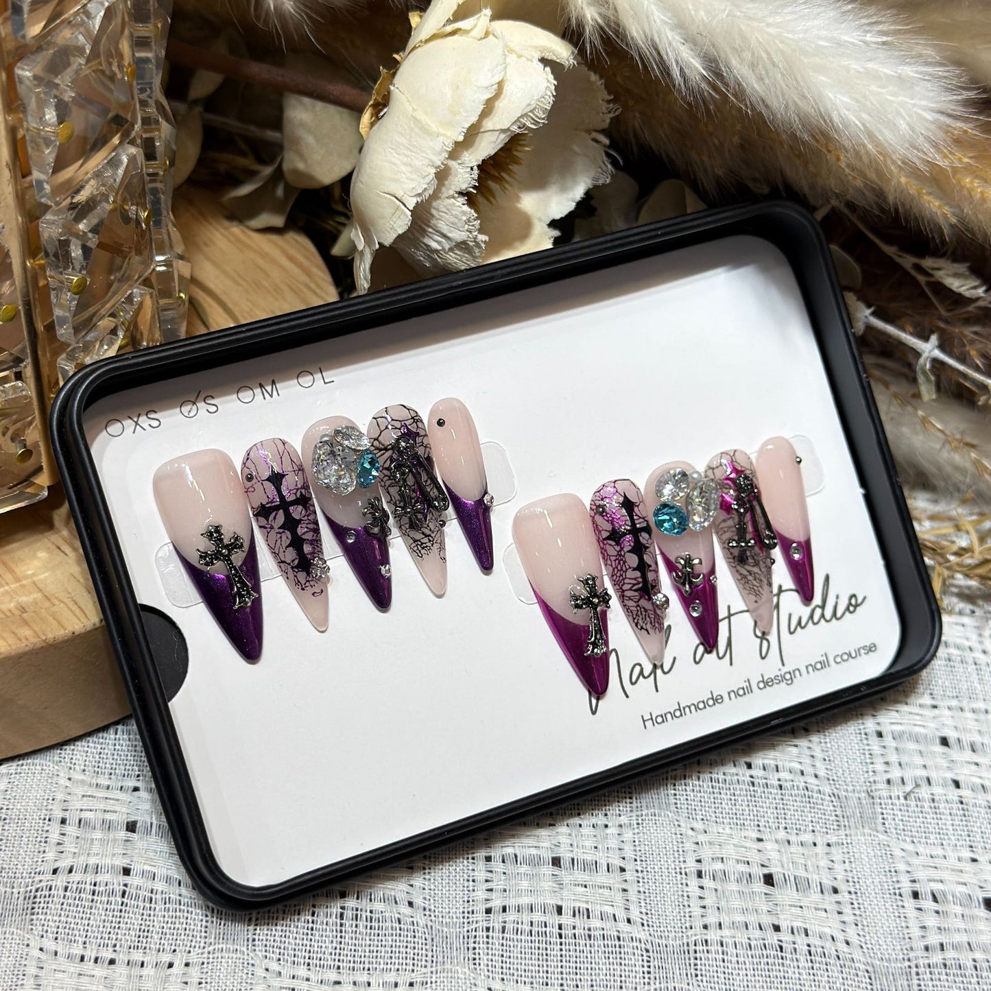 Künstlerisches Stiletto Presse-Nagelset mit einzigartigen Blumen- und Edelsteindetails Brehn