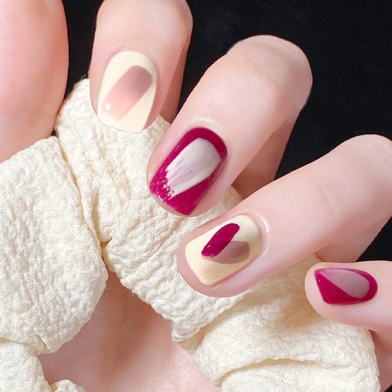 Kunstvolle Nagelverlängerungen mit elegantem Blattmuster Brehn
