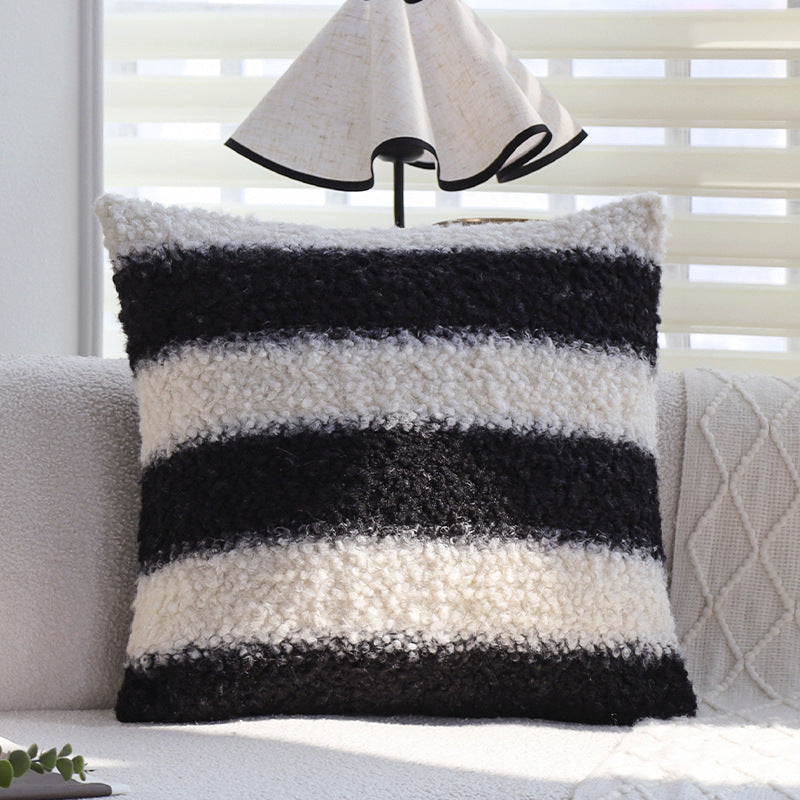 Quadratischer Kissenbezug aus Teddy‑Bouclé mit reliefierten Streifen und softem Flor Brehn
