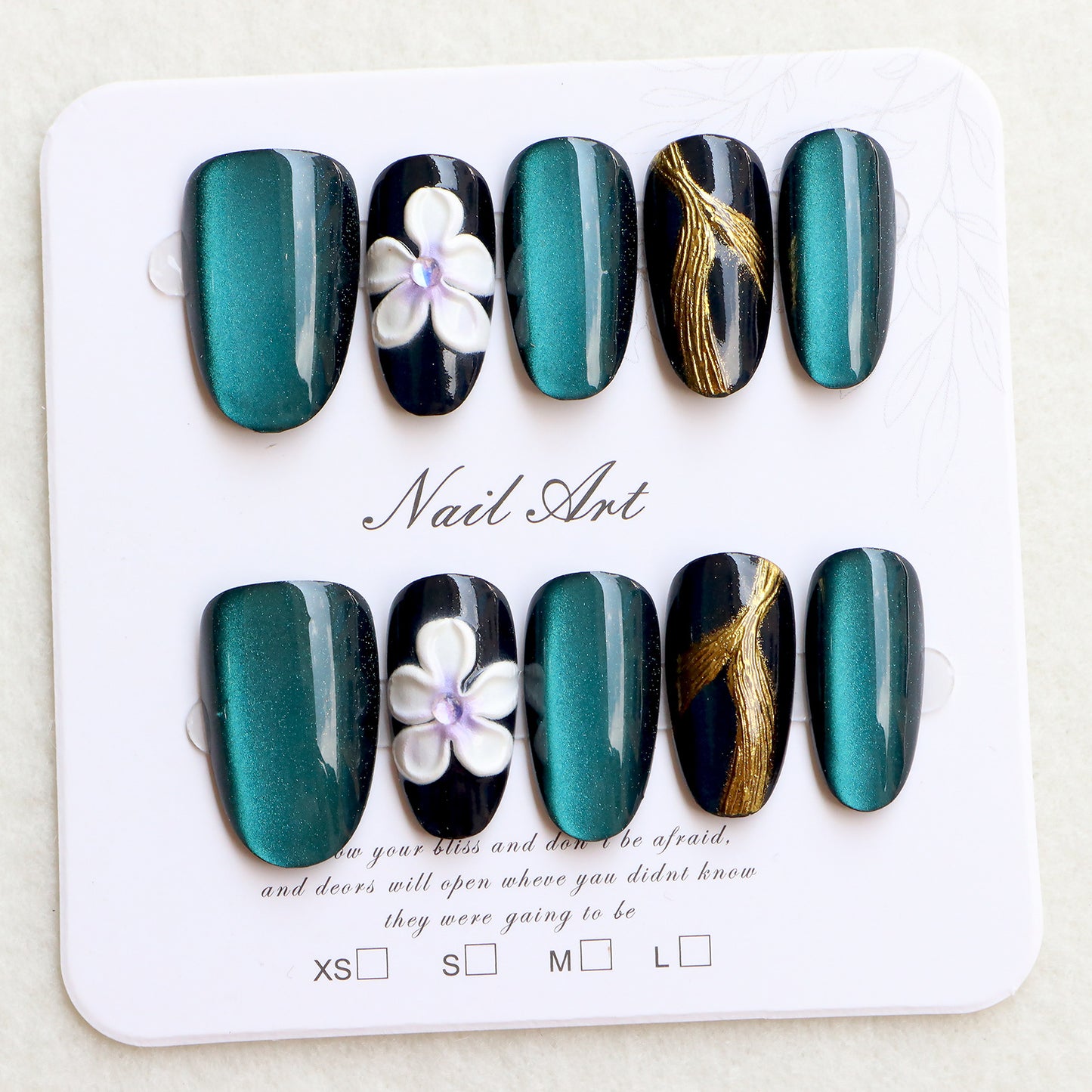 Elegante Press-On Nagelset mit floralen Verzierungen Brehn