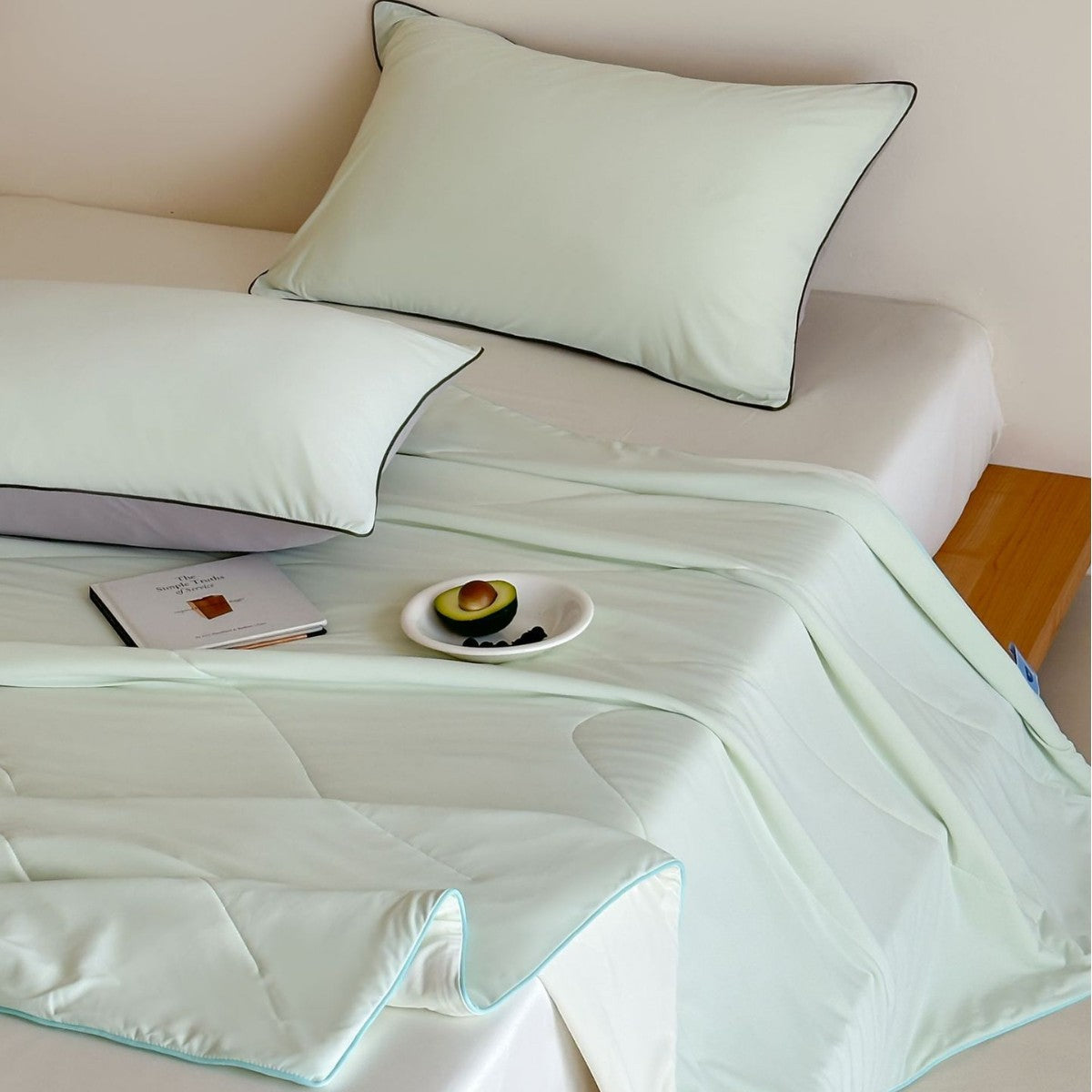 Elegantes Schlaftextil-Set aus Baumwollsatin mit Kontrastpaspel und leichter Stepndecke