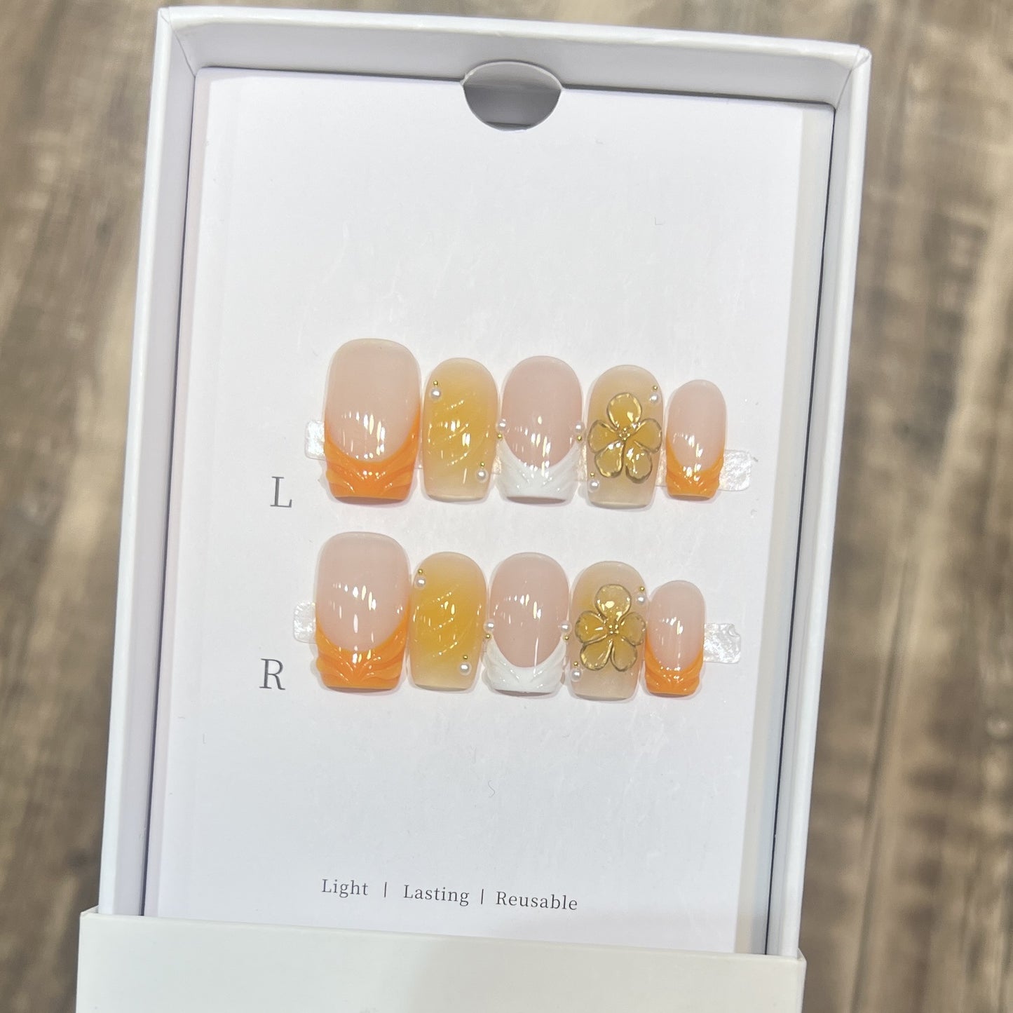 Elegante Stiletto Press-On Nagelset mit floralen Akzenten Brehn