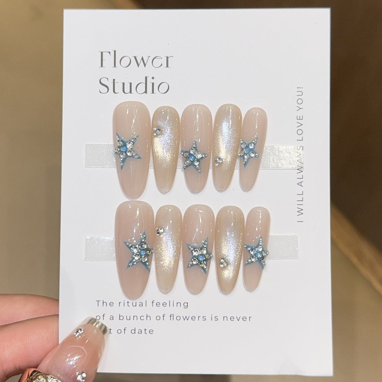 Glamouröse Kunstnägel mit Sternenakzenten Brehn