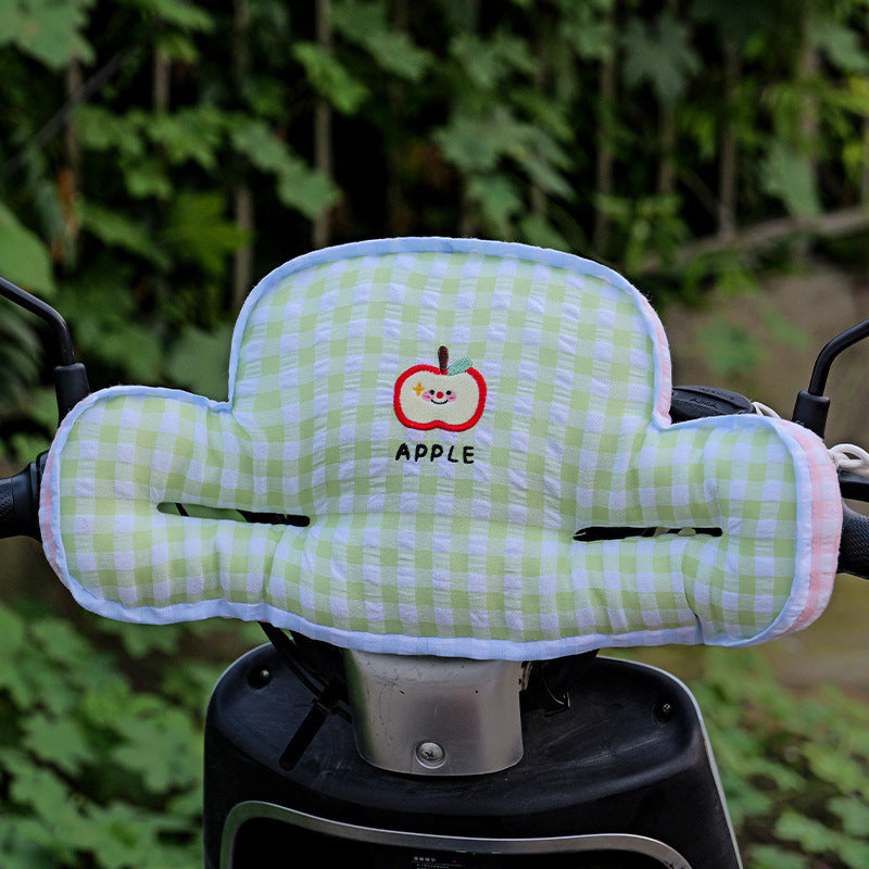 Gepolstertes Kindersitz‑Rückenpolster im Apfel‑Plüschdesign mit seitlichen Armstützen