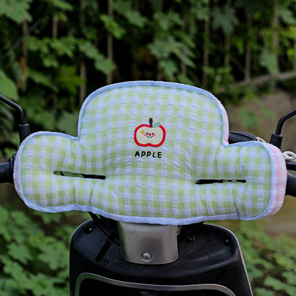 Gepolstertes Kindersitz‑Rückenpolster im Apfel‑Plüschdesign mit seitlichen Armstützen