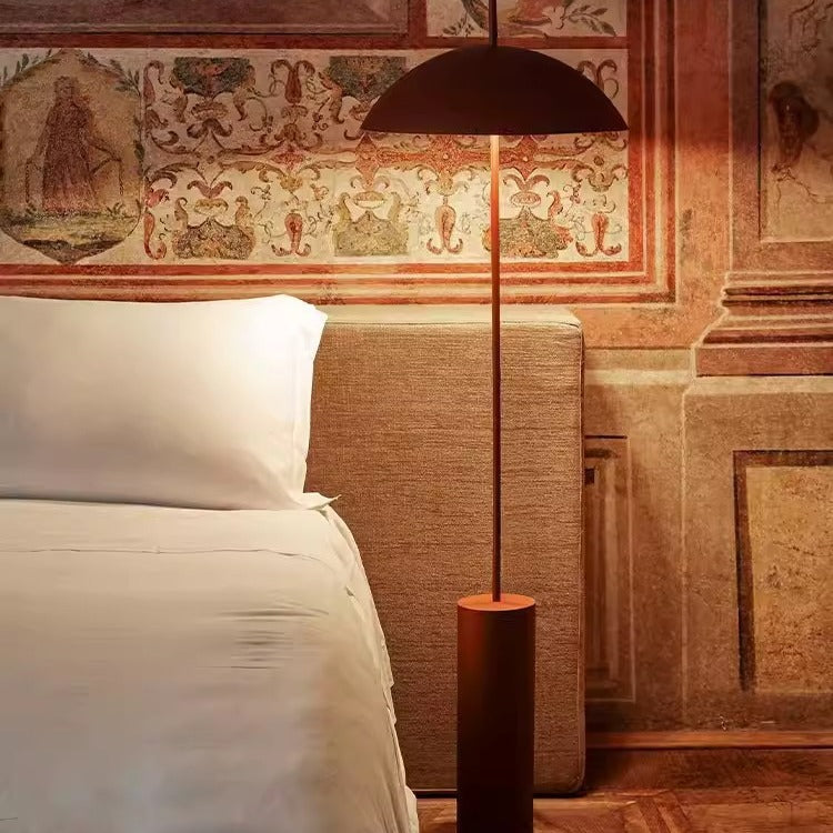Moderner minimalistischer Stehlampe mit zylindrischem Fuß