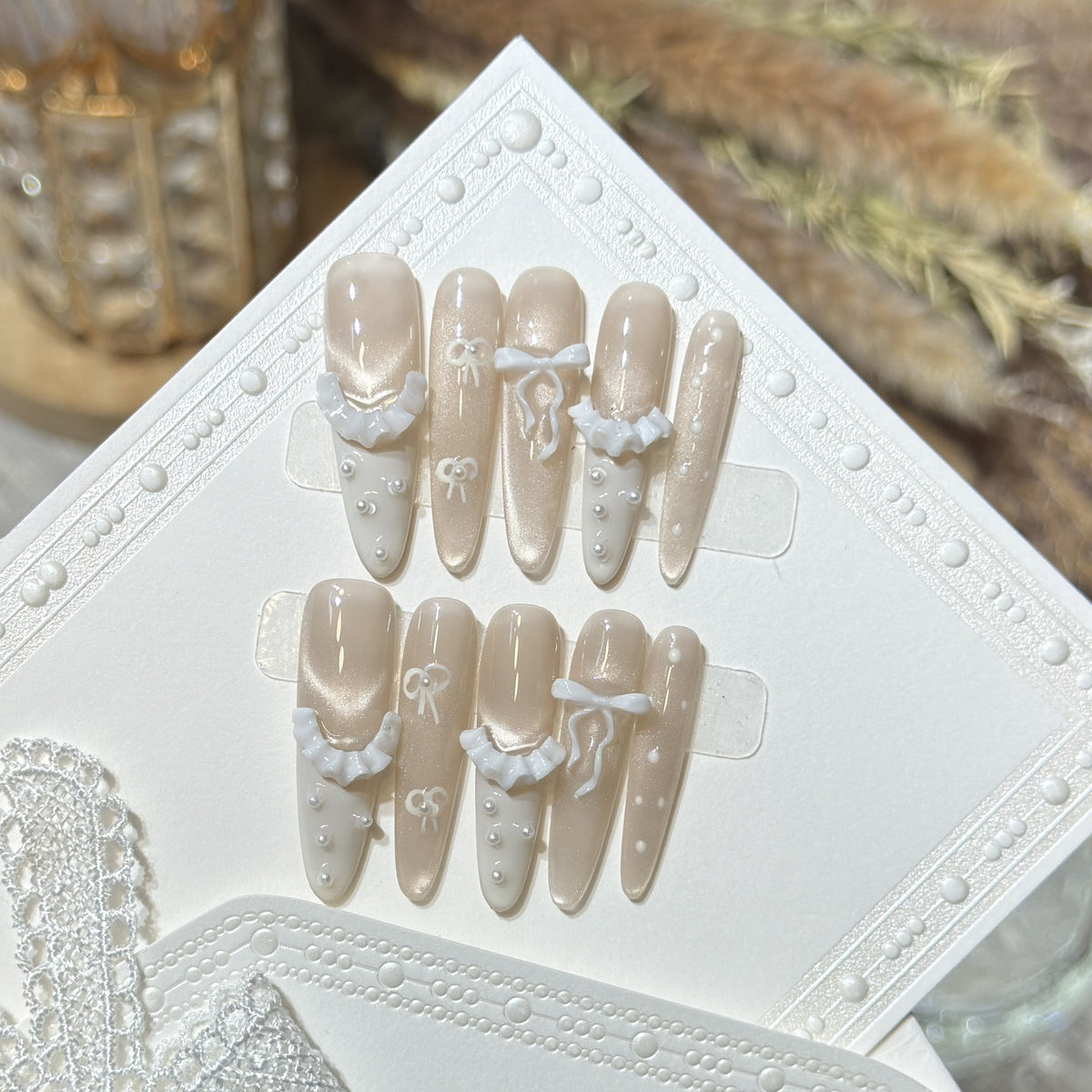 Elegantes Press-On-Nagel-Set mit Rüschendetails Brehn