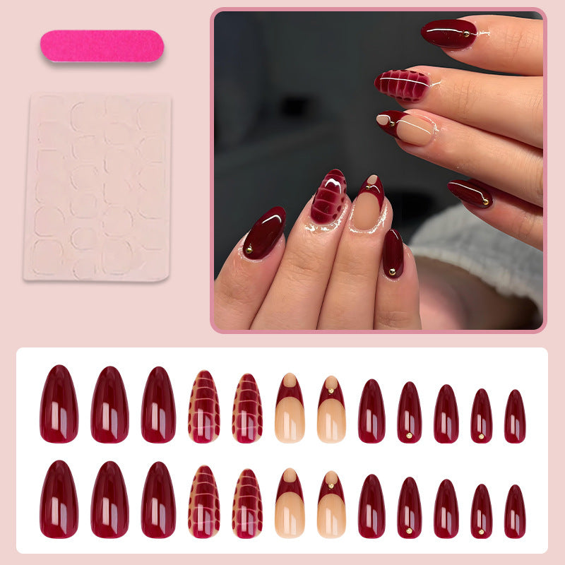 Kunstnagelset mit eleganten goldenen Akzenten und trendigem Design Brehn