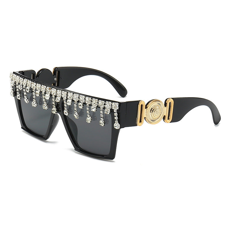 Modische Statement-Sonnenbrillen mit eleganten Strassdetails