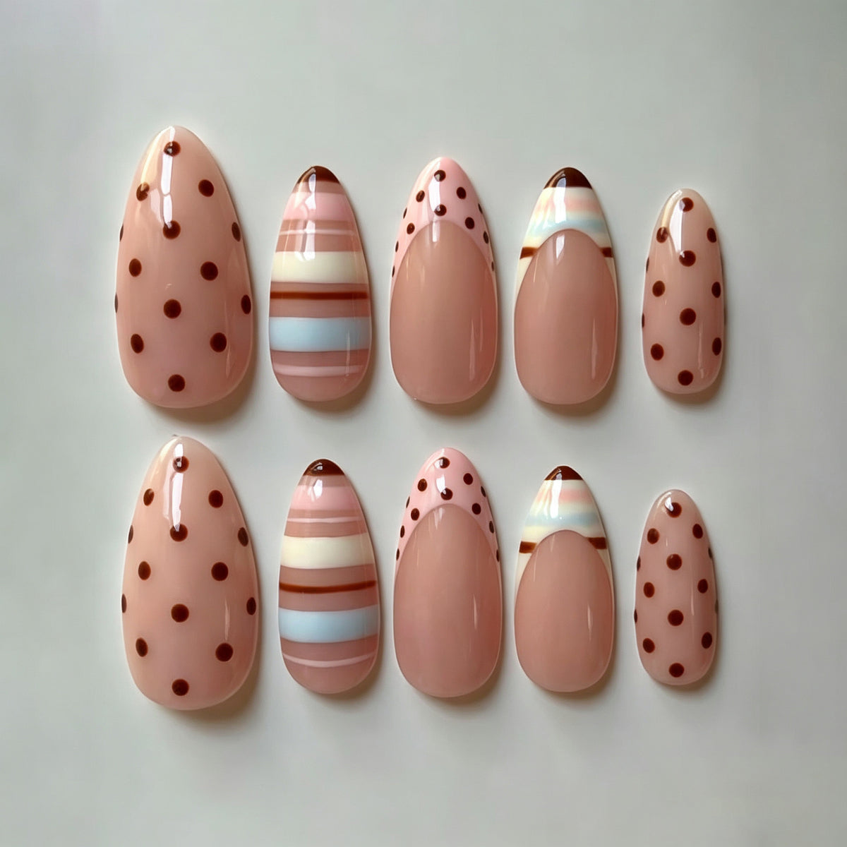 Künstlerisches Press-On Nagelkunstset mit verspielten Punkten und gestreiften Designs Brehn