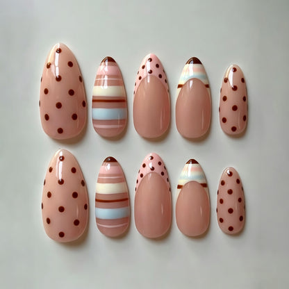 Künstlerisches Press-On Nagelkunstset mit verspielten Punkten und gestreiften Designs Brehn