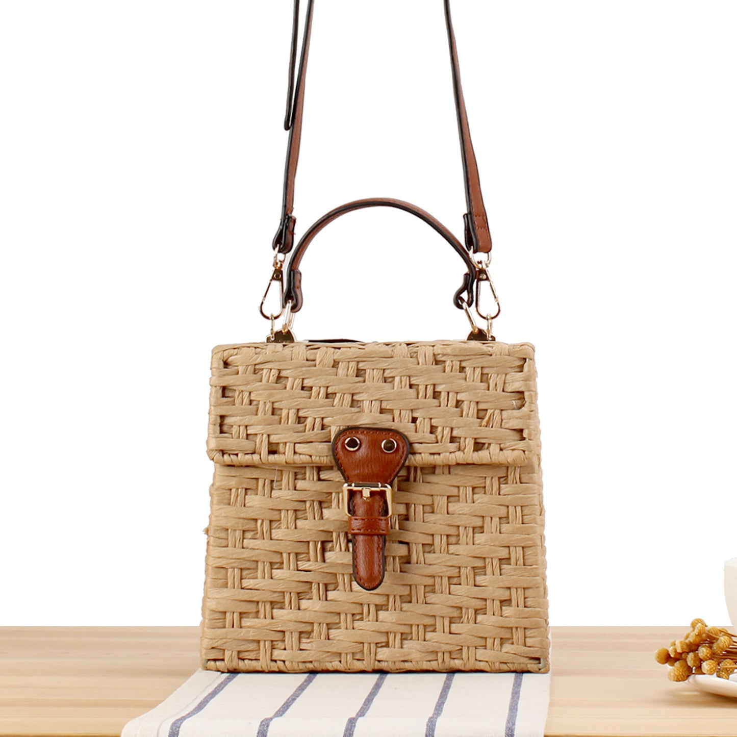 Handtasche Aus Handgewebtem Naturmaterial mit Stilvollem Lederverschluss Brehn